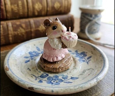William Petersen ©1983 Mouse Figurine Holding Cupcake Collectible - Thumbnail 3