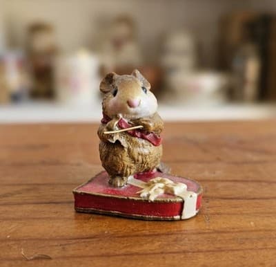 William Petersen ©1983 Mouse Animal Figurine on Heart Base Collectible - Image 1