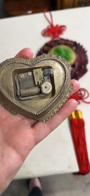 Vintage Heart-Shaped Metal Music Box Decorative Collectible - Thumbnail 2