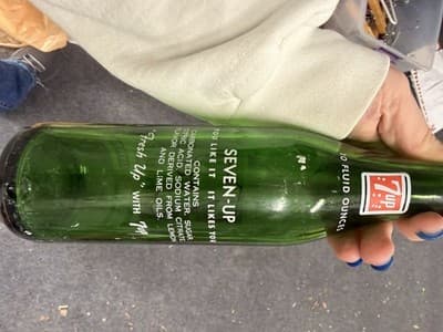 7 Up Green Glass Advertising Bottle 10 Fluid Ounces Red White Soda Collectible - Thumbnail 2