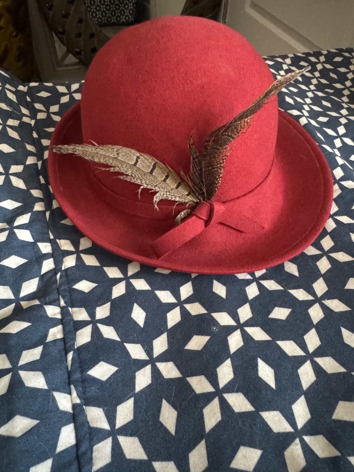 Hat Vintage Ladies Retro Dress Hat 100% Wool Felt Size 21-22 Rust with Feather - Image 1