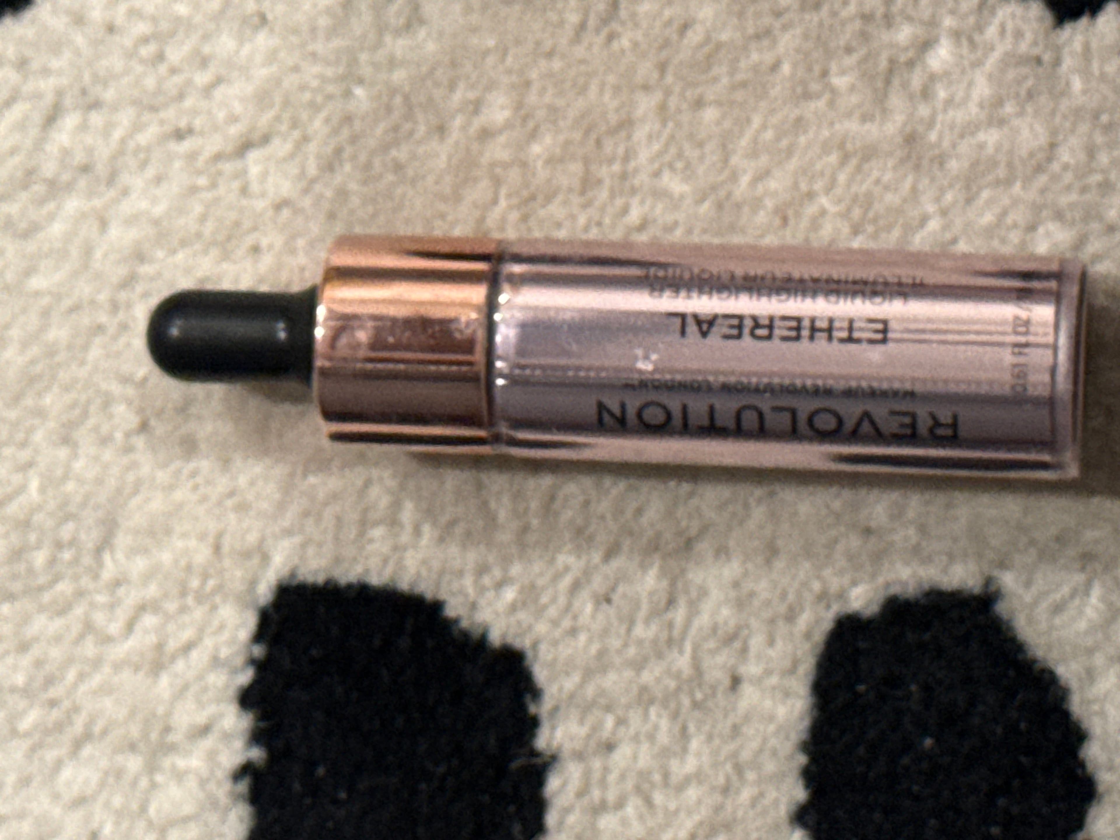 Revolution Liquid Highlighter (4 Different Shades) - Thumbnail 2