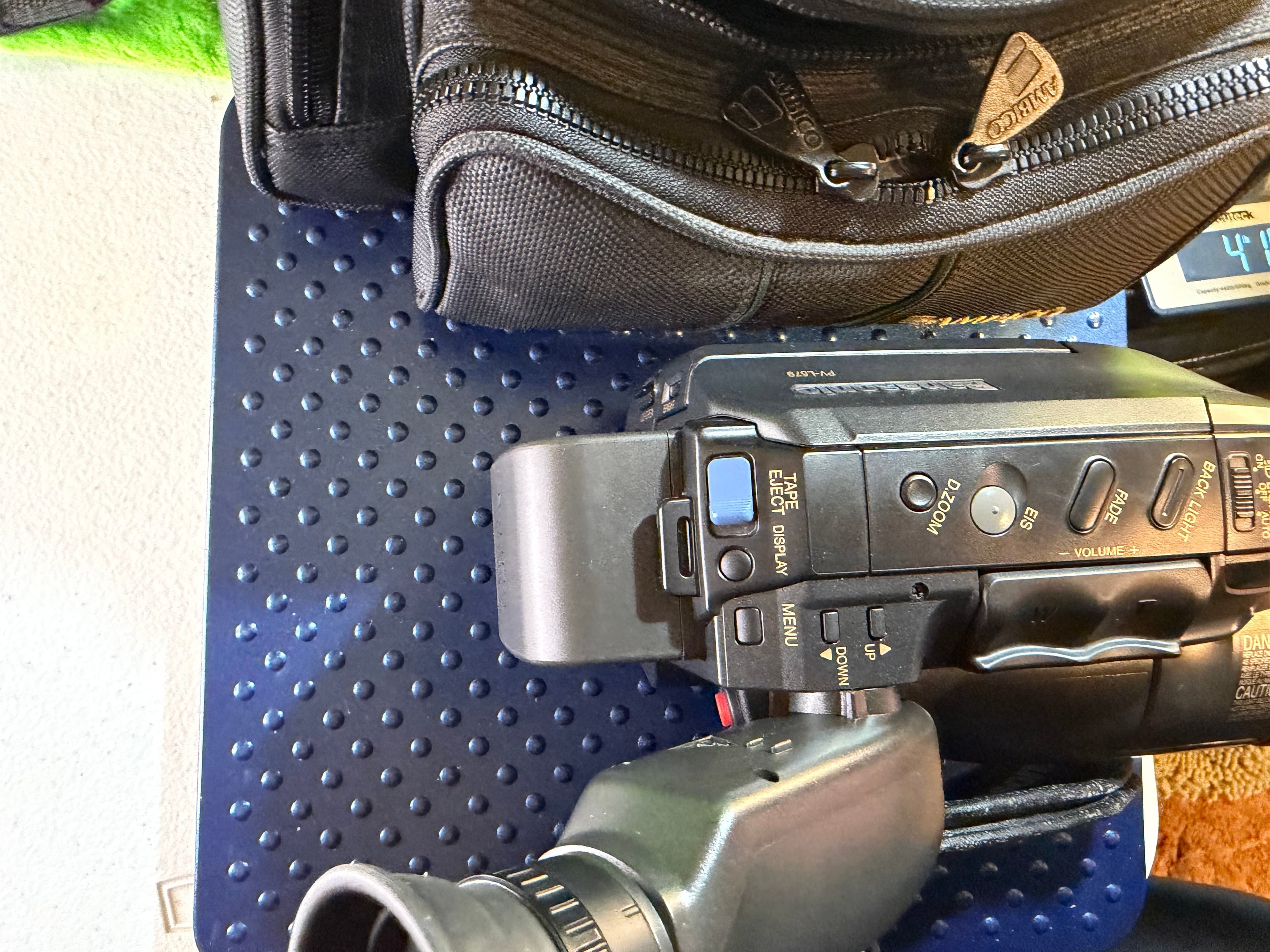 Panasonic PV-L579 Palmcorder VHS-C Camcorder with Ambico Bag - Thumbnail 5