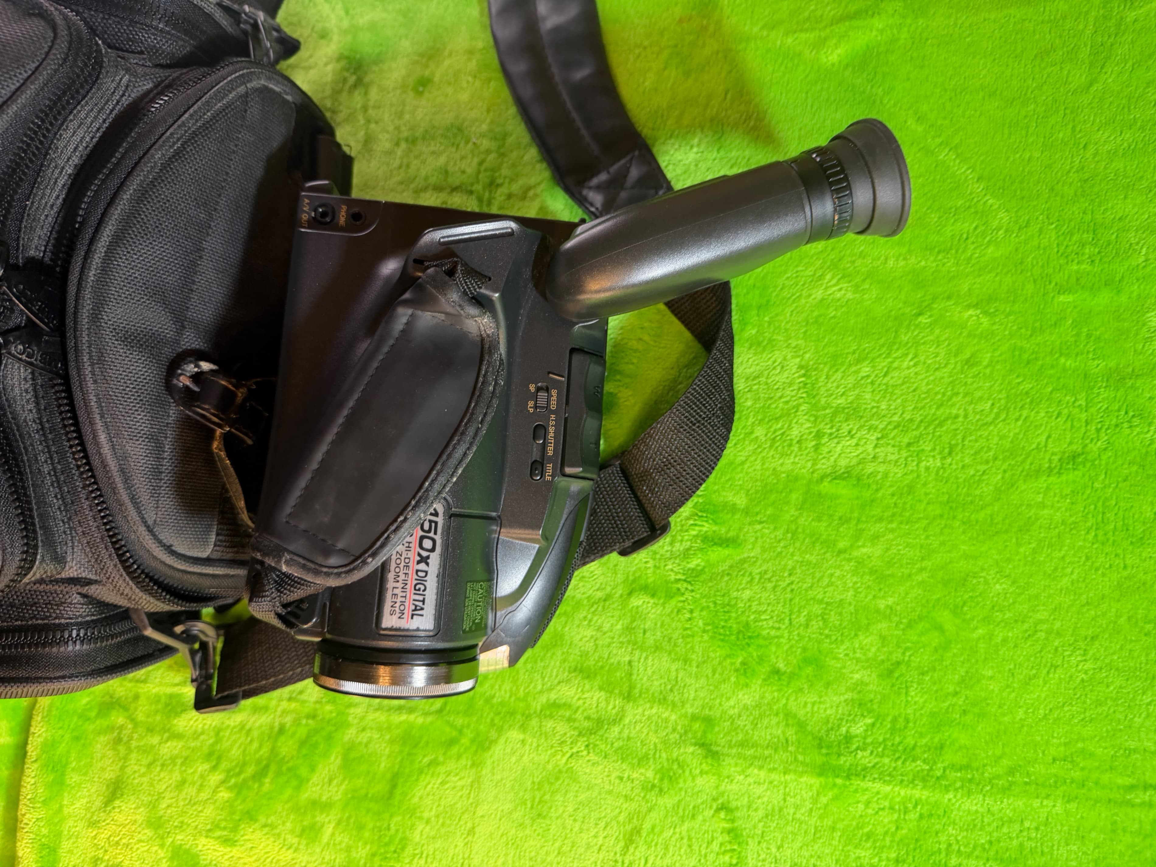 Panasonic PV-L579 Palmcorder VHS-C Camcorder with Ambico Bag - Thumbnail 2