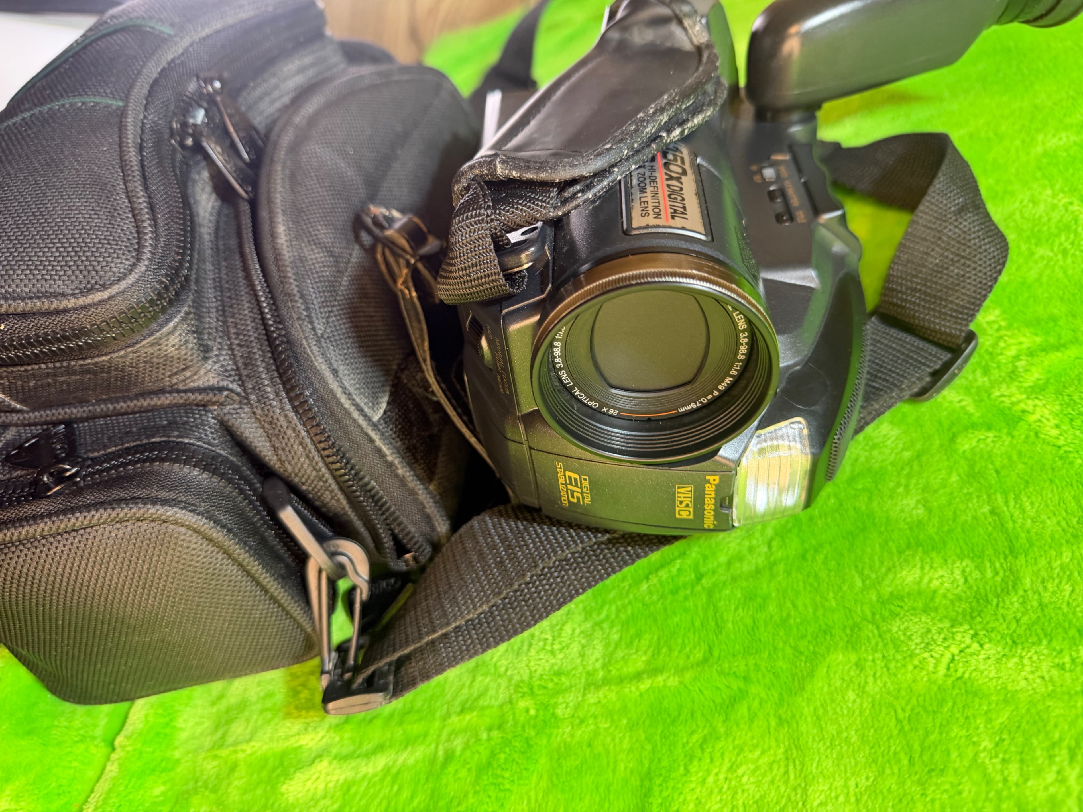 Panasonic PV-L579 Palmcorder VHS-C Camcorder with Ambico Bag - Thumbnail 3