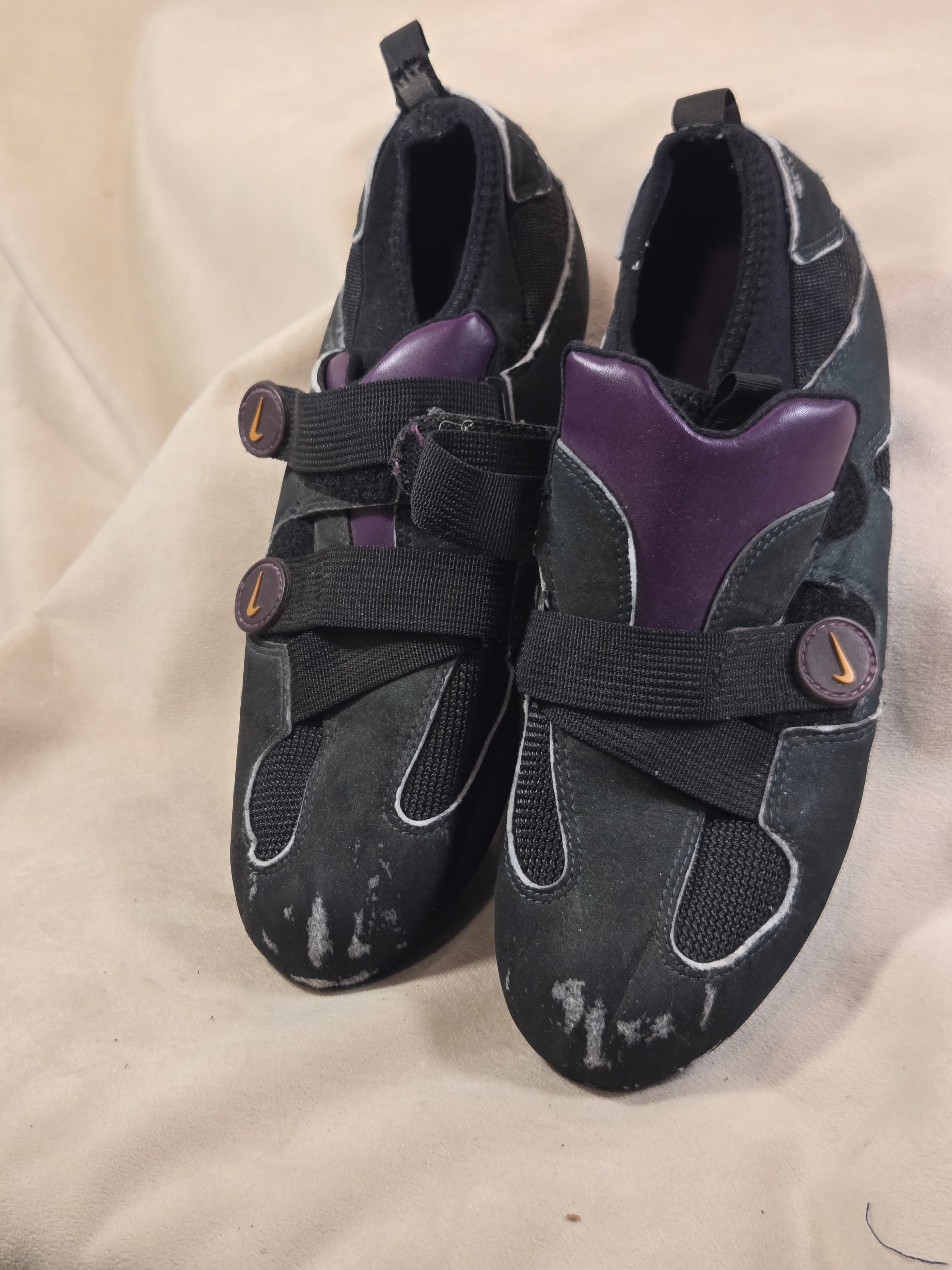 Nike Climbing Shoes with Velcro Straps - Thumbnail 2