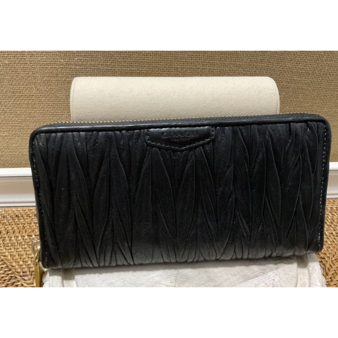 Very Rare Coach Wallet Zip Around Accordion Black w/Leather Design Soft Leather