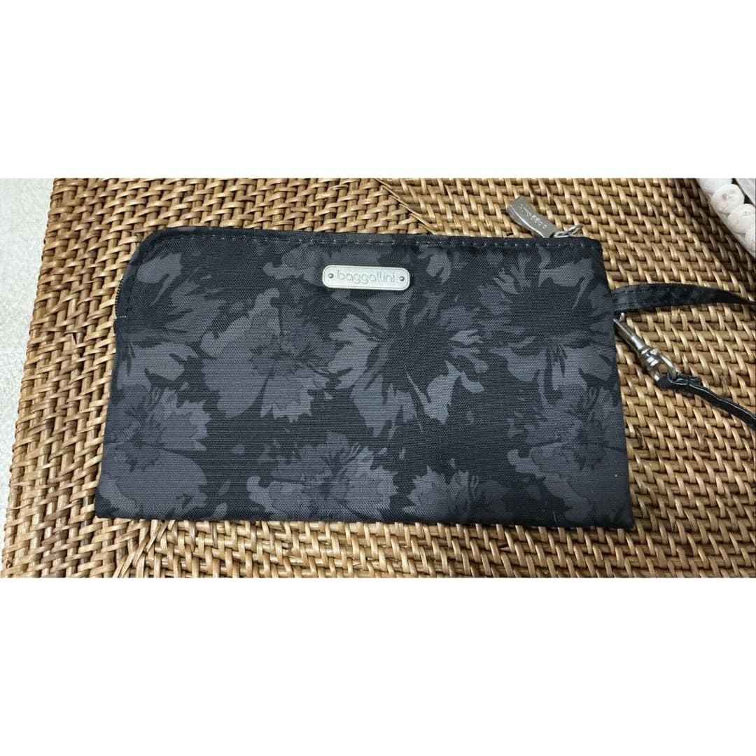 Baggallini RFID Onyx Floral Go Phone Wristlet Clutch Wallet Black Gray Floral