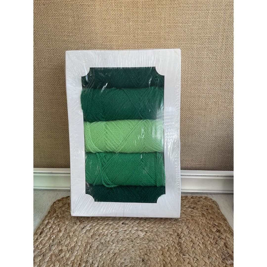 VTG WonderArt Bargello 14” Pillow Crochet Kit Green - Thumbnail 2