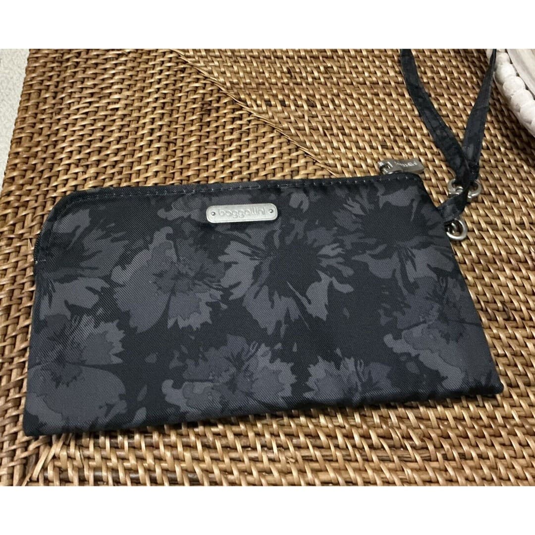 Baggallini RFID Onyx Floral Go Phone Wristlet Clutch Wallet Black Gray Floral - Thumbnail 3