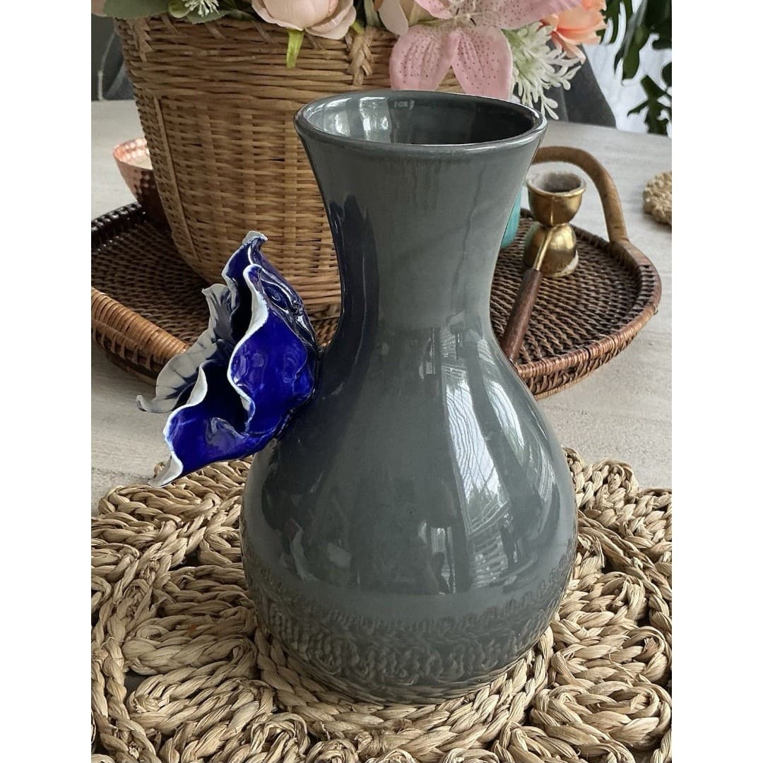 Anthropologie Gray 3D Blue Pansy Flower Vase 8" Cottage Core Excellent - Thumbnail 4