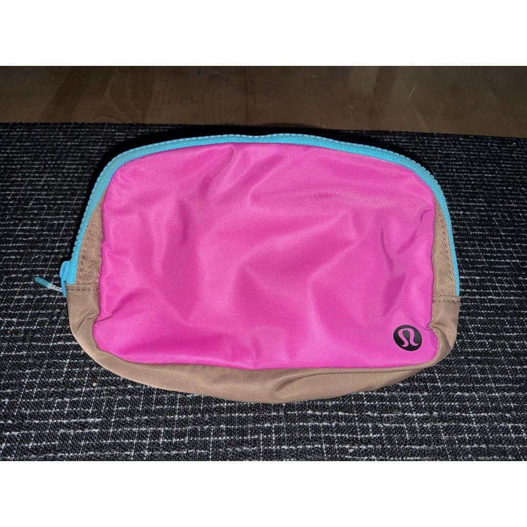 Lululemon Everywhere Belt Bag 1L Highlight Pink/Cacao/Black
