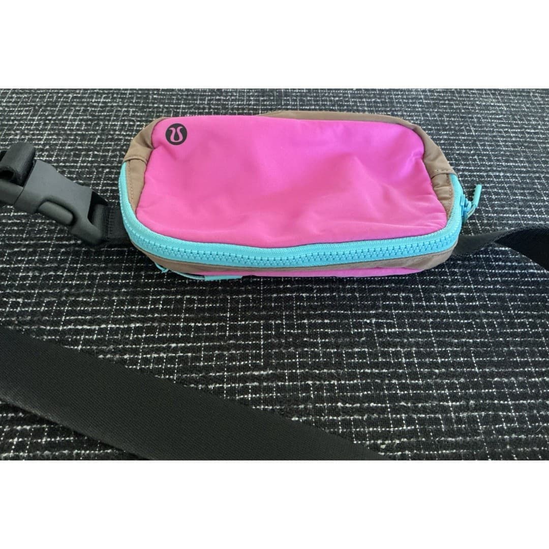 Lululemon Everywhere Belt Bag 1L Highlight Pink/Cacao/Black - Thumbnail 5