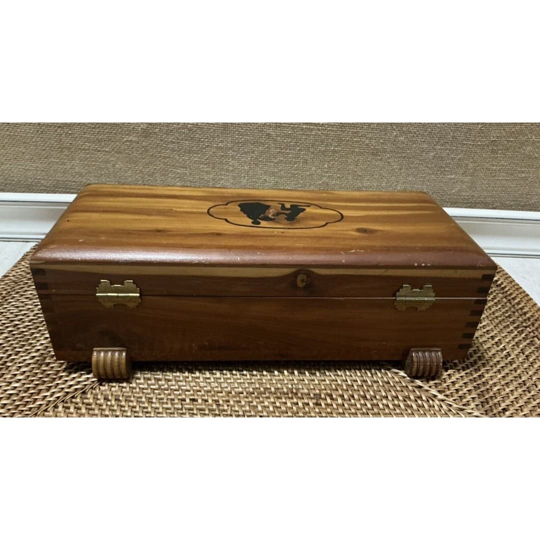 Vtg Hand Cedar Wood Jewelry Treasre Chest Box With Couple Emblem - Thumbnail 8
