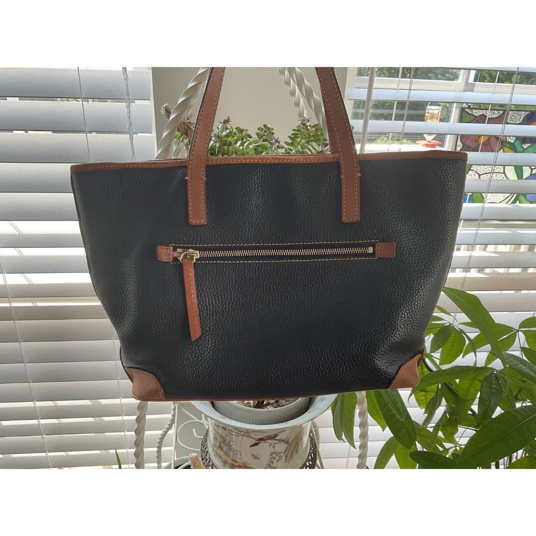 Dooney & Bourke Pebble Grain Charleston Tote Black and Brown, Pre owned. - Thumbnail 2