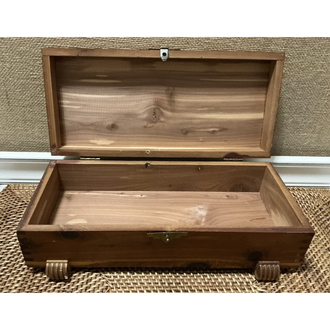 Vtg Hand Cedar Wood Jewelry Treasre Chest Box With Couple Emblem - Thumbnail 5