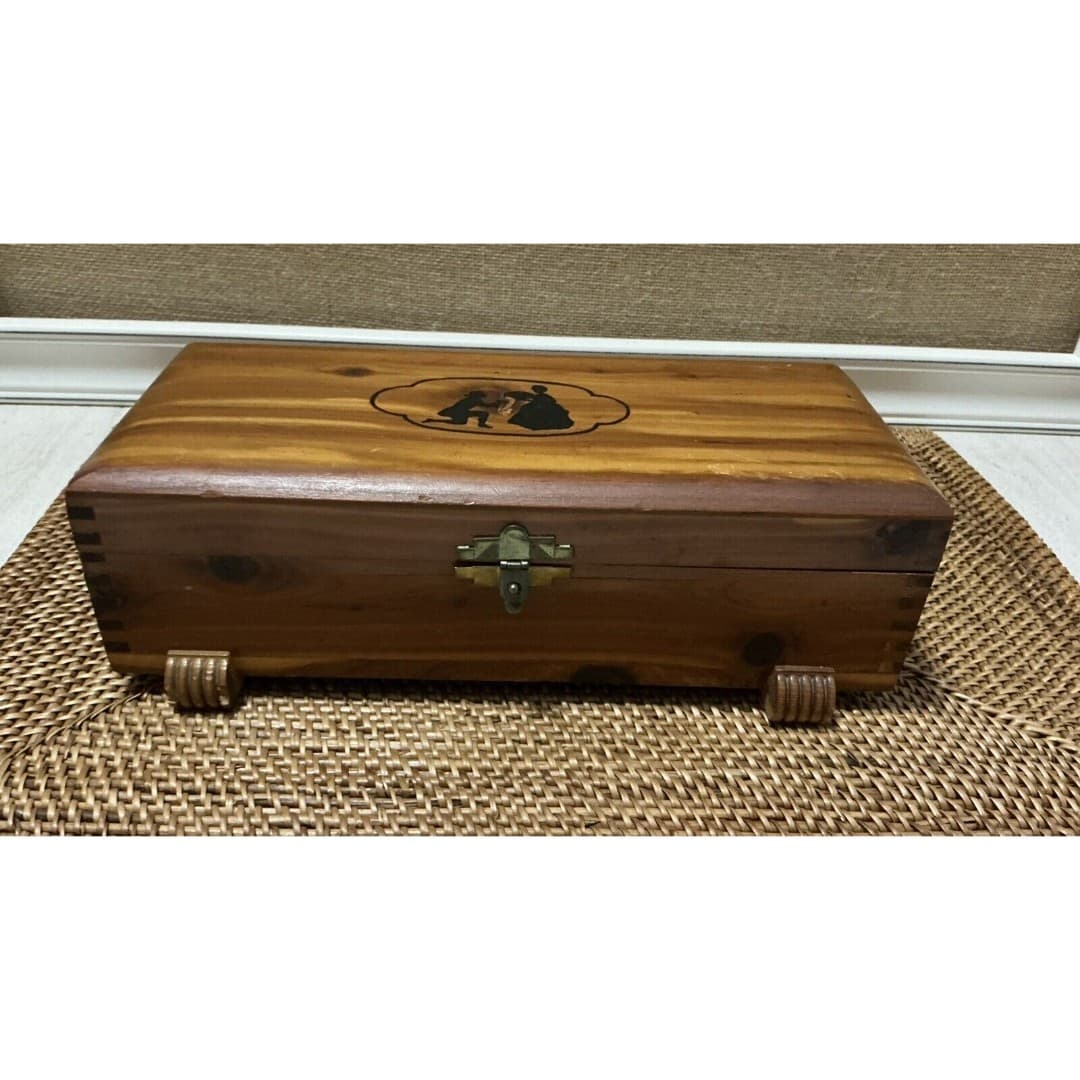 Vtg Hand Cedar Wood Jewelry Treasre Chest Box With Couple Emblem - Thumbnail 4