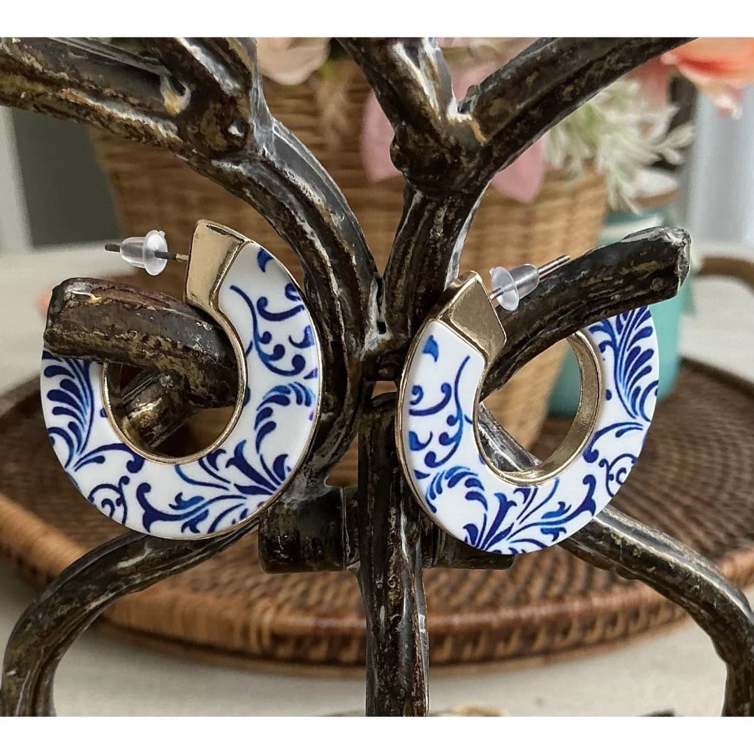 Blue White Pearlescent Chinoiserie Gold Tone Metal Back Hoop Earrings - Thumbnail 3