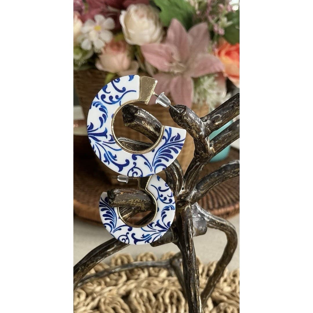 Blue White Pearlescent Chinoiserie Gold Tone Metal Back Hoop Earrings - Thumbnail 4