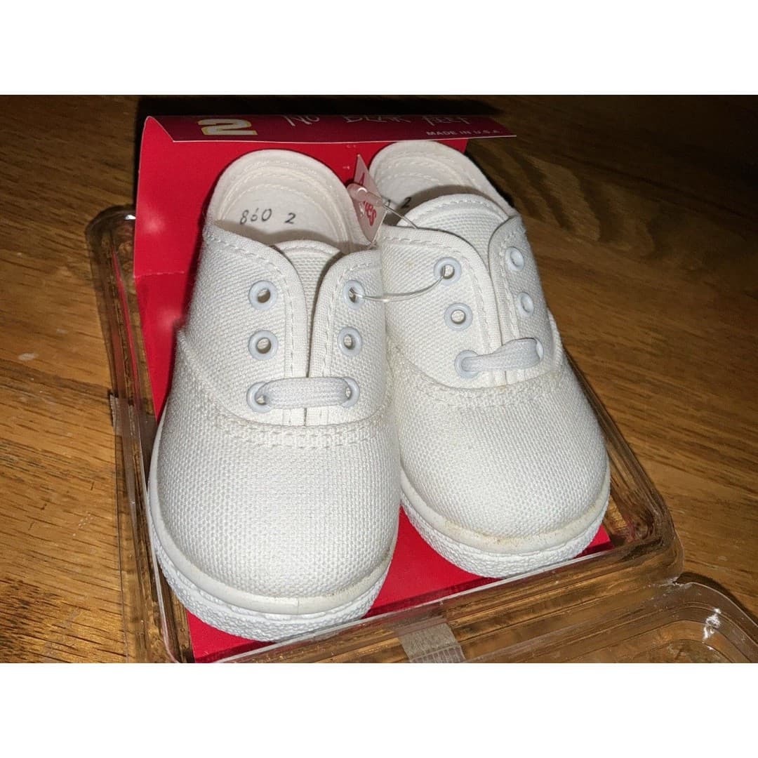 No Bear Feet Child’s White Tennis Shoes Sz 2 New