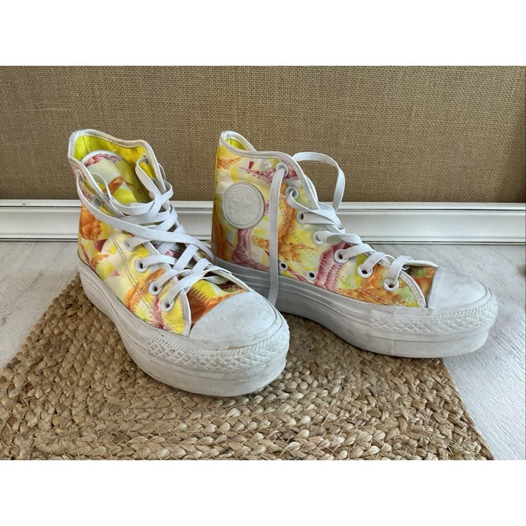 CONVERSE WOMEN'S CHUCK TAYLOR ALL STAR - "GEOMETRIC" COLLECTION Sz 5 - Thumbnail 2