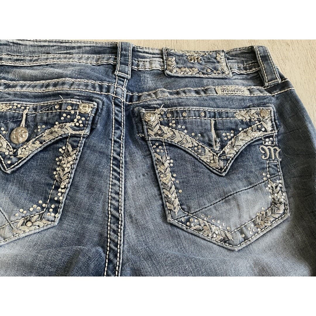 Miss Me Jean Shorts Bermuda Blue Denim Embroidered Embellished Flap Pocket Sz 27 - Thumbnail 4