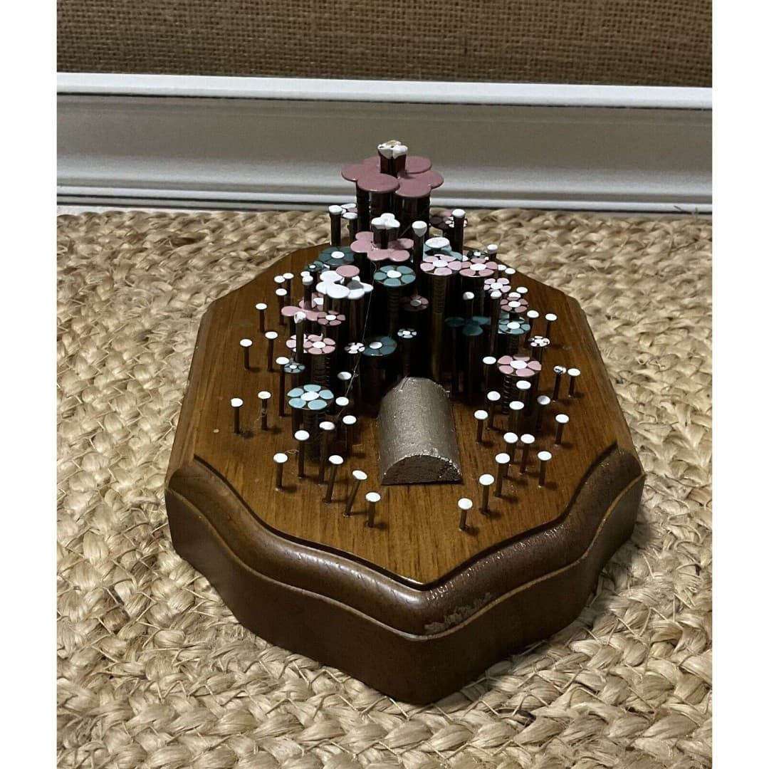 VINTAGE POL-O-CRAFT NAIL FLOWER ART WALL PLAQUE NAILS IN BLOOM CLOVER CLUSTER - Thumbnail 2