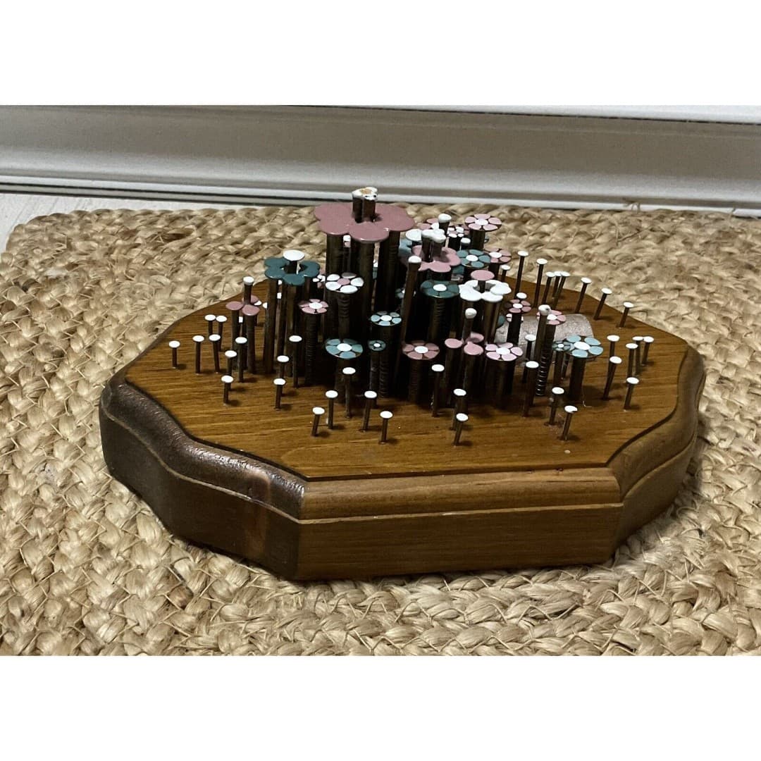VINTAGE POL-O-CRAFT NAIL FLOWER ART WALL PLAQUE NAILS IN BLOOM CLOVER CLUSTER - Thumbnail 3