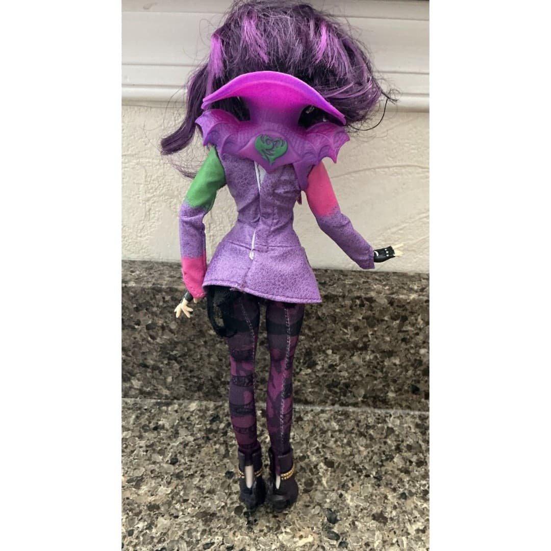 Disney Descendants Mal Isle of the Lost Doll Daughter of Maleficent 2014 Hasbro - Thumbnail 3