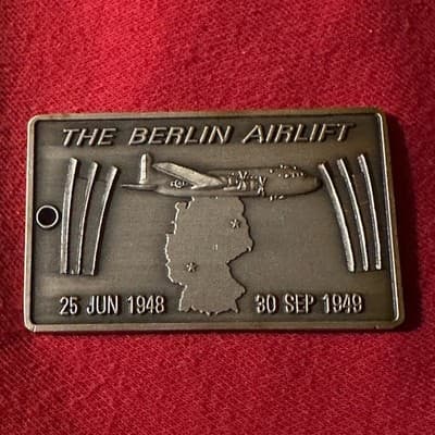Hershey’s Keychain The Berlin Airlift 48-49 Operation Littles Vittles - Thumbnail 2