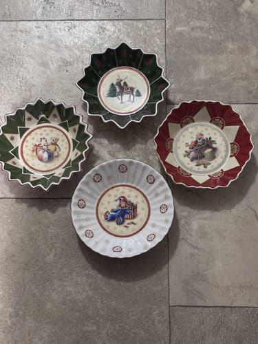 4 VILLEROY & BOCH TOY'S FANTASY CHRISTMAS BOWLS 6.75"