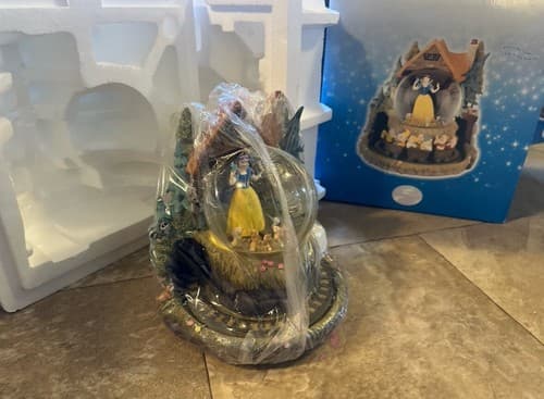 Disney’s Exclusive Snow Whites Cottage Snowglobe-NIB - Thumbnail 2