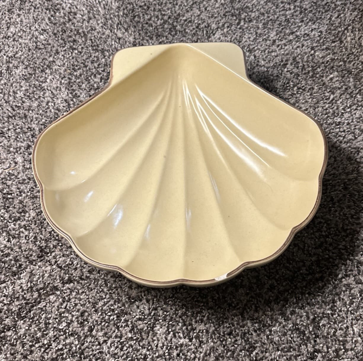 Pfaltzgraff Large White Shell Shaped Serving Bowl 243 (Chip)