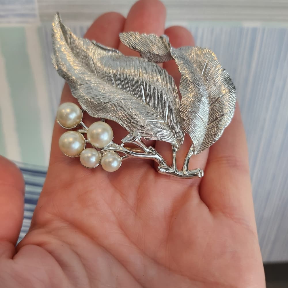 Sarah Coventry 1964 Silvery Splendor Pearl And Leaf Brooch with Clip On Earrings - Thumbnail 6