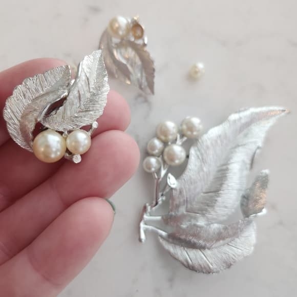 Sarah Coventry 1964 Silvery Splendor Pearl And Leaf Brooch with Clip On Earrings - Thumbnail 8