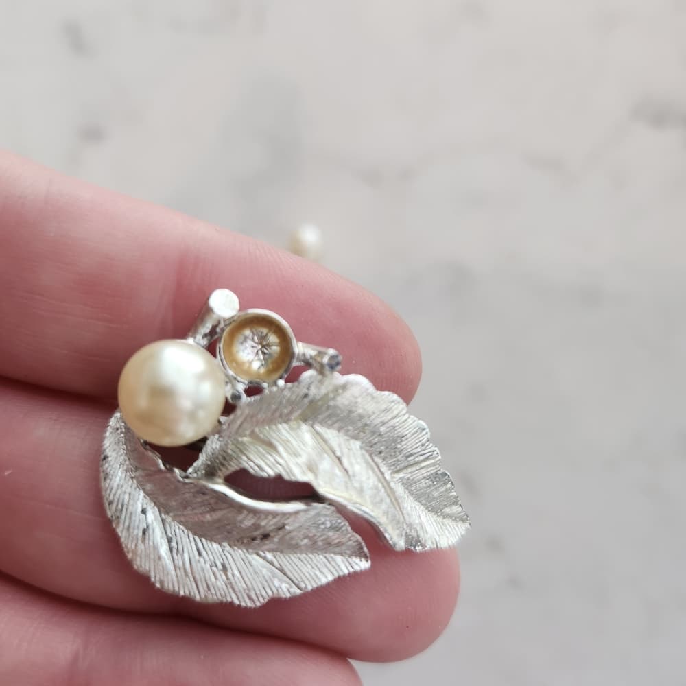 Sarah Coventry 1964 Silvery Splendor Pearl And Leaf Brooch with Clip On Earrings - Thumbnail 3