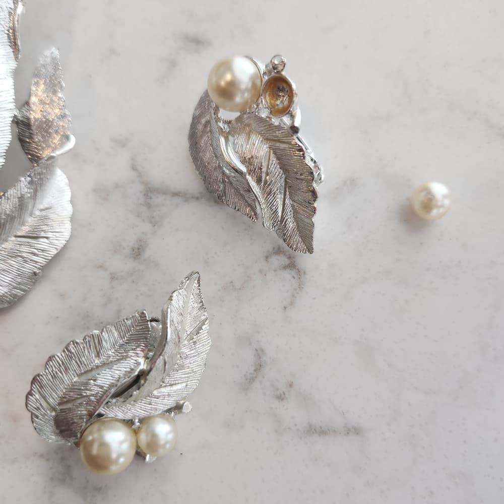 Sarah Coventry 1964 Silvery Splendor Pearl And Leaf Brooch with Clip On Earrings - Thumbnail 2