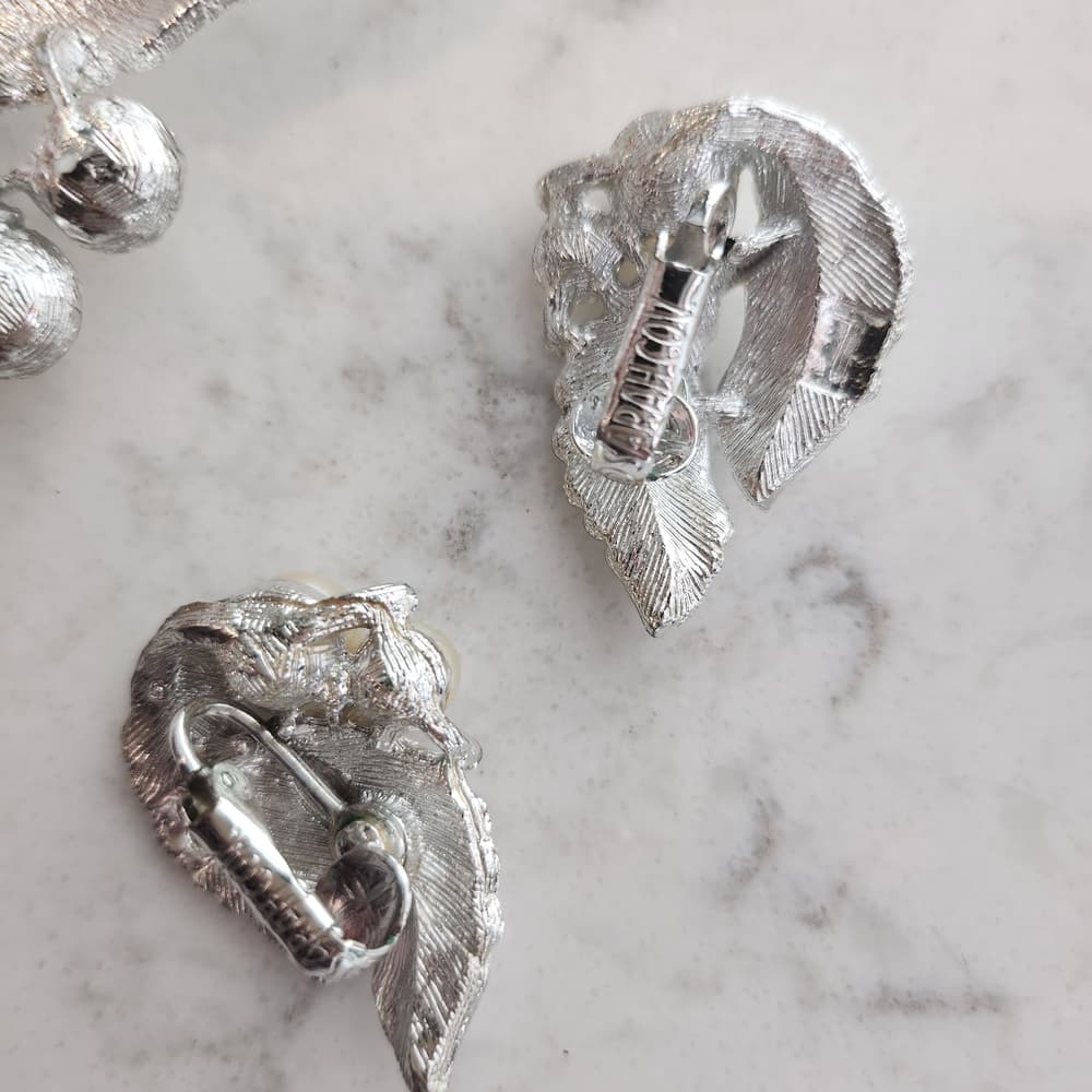 Sarah Coventry 1964 Silvery Splendor Pearl And Leaf Brooch with Clip On Earrings - Thumbnail 4
