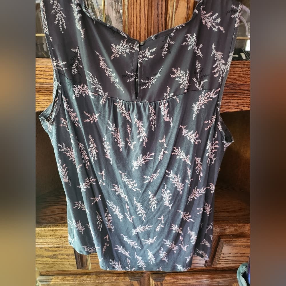 LOFT Grey and Pink Floral Pleated Dressy Sleeveless Top - Thumbnail 4