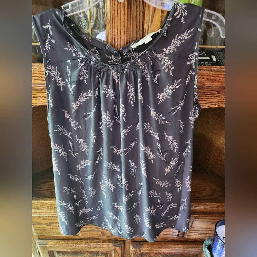 LOFT Grey and Pink Floral Pleated Dressy Sleeveless Top - Thumbnail 7