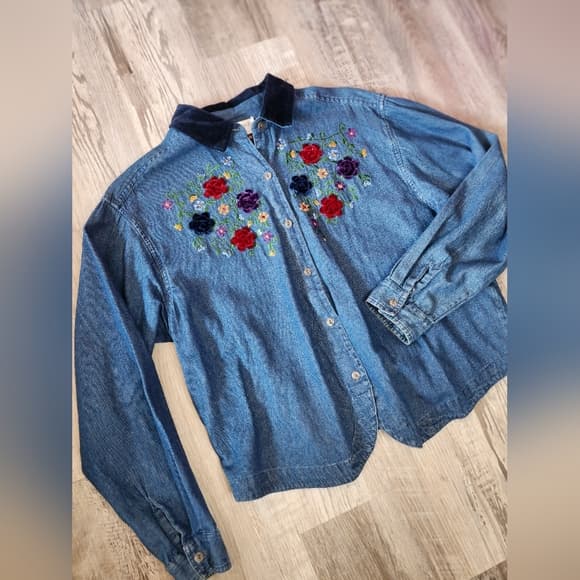 Casual Corner Blue Floral Embroidered And Felt Accented Button Down Shirt - Thumbnail 12