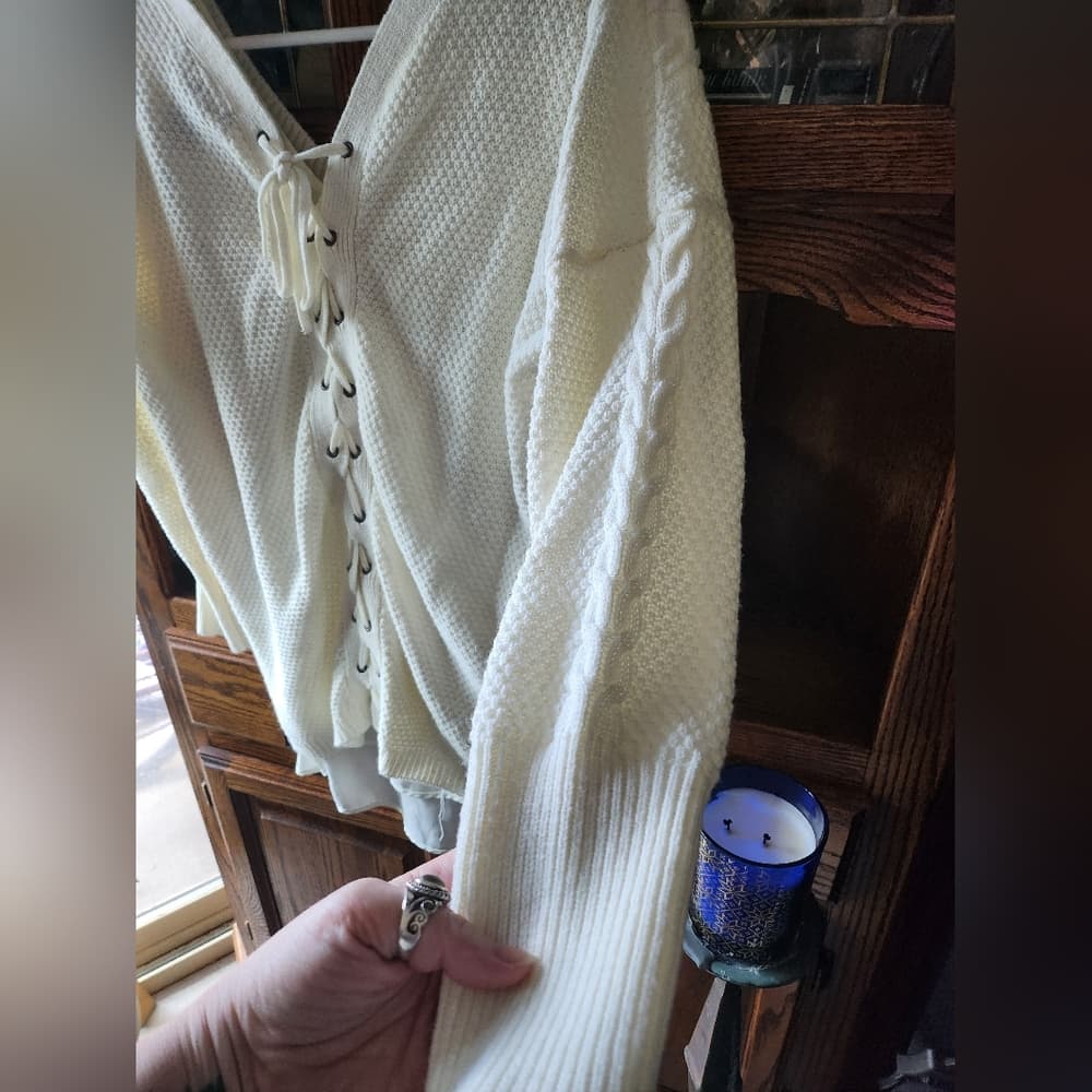 Kate & Mallory White V-Neck Sweater with Chevron Knit 2 Lace Up Back - Thumbnail 5