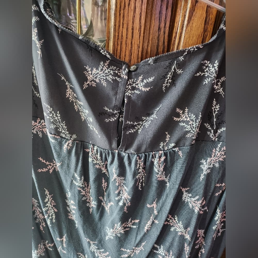 LOFT Grey and Pink Floral Pleated Dressy Sleeveless Top - Thumbnail 5