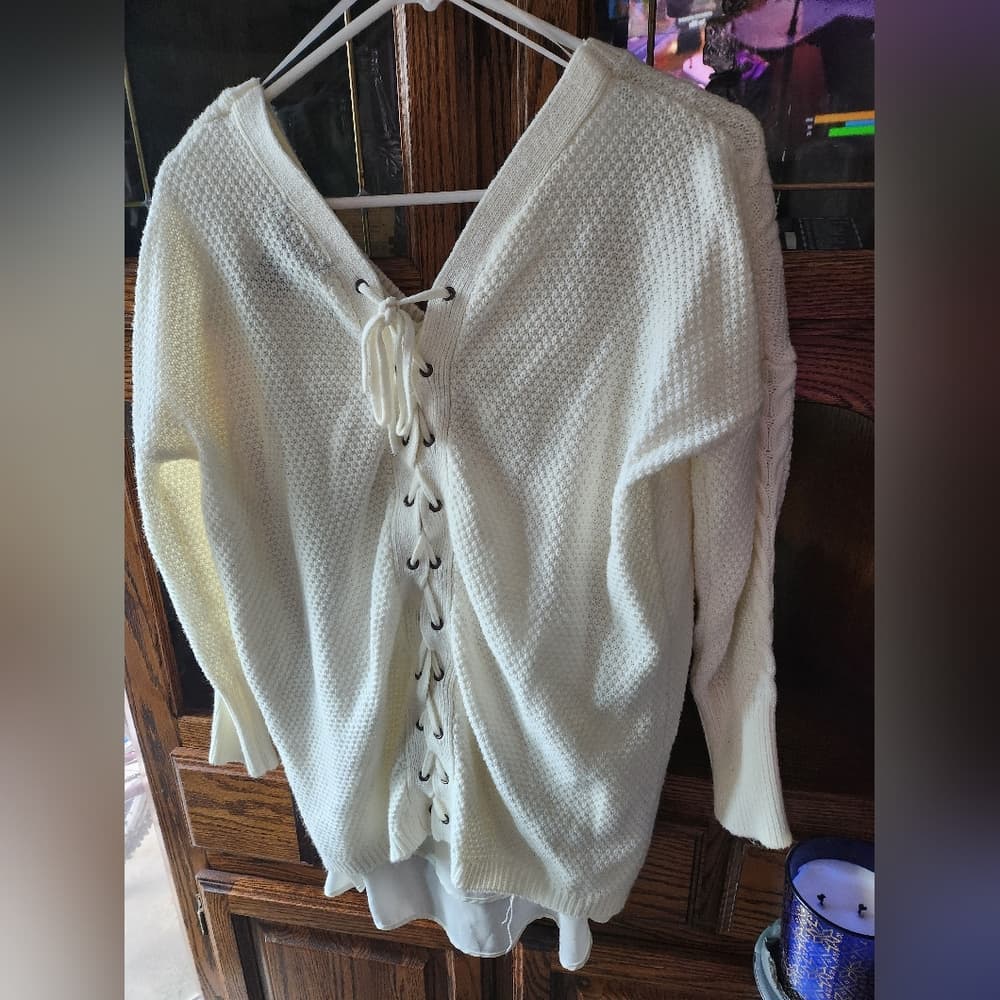 Kate & Mallory White V-Neck Sweater with Chevron Knit 2 Lace Up Back - Thumbnail 4