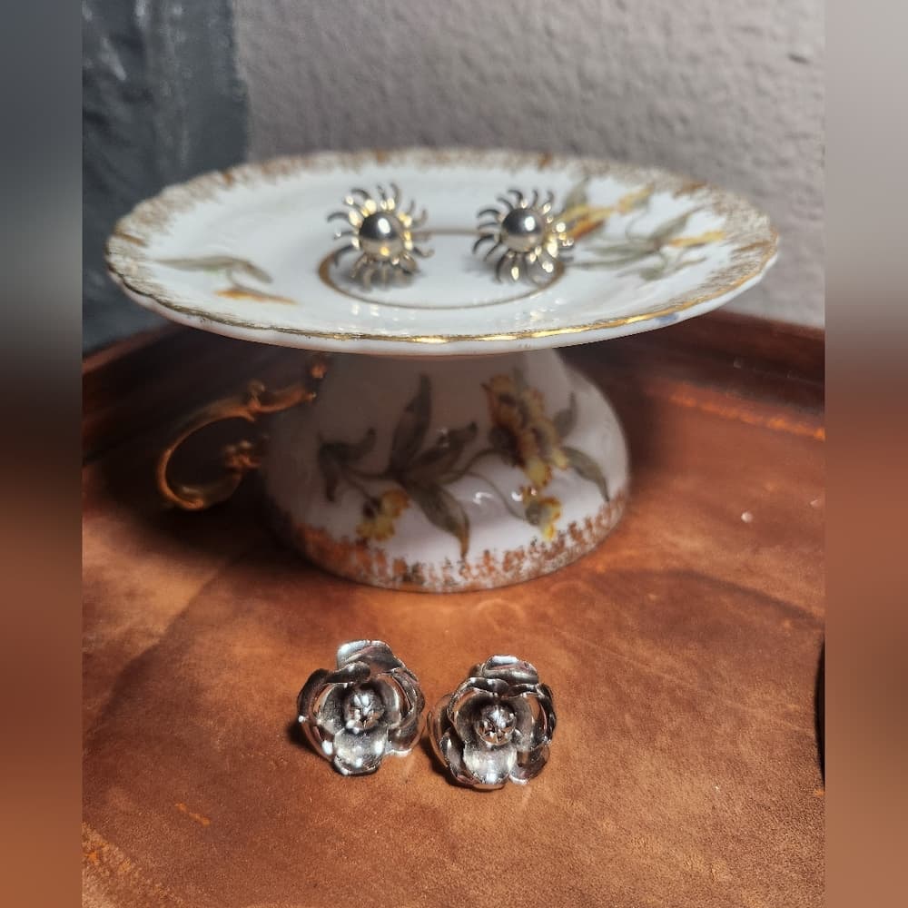 Two Pair Vintage Silverscre Back Earrings Unmarked Starburst Rose Petals - Thumbnail 7