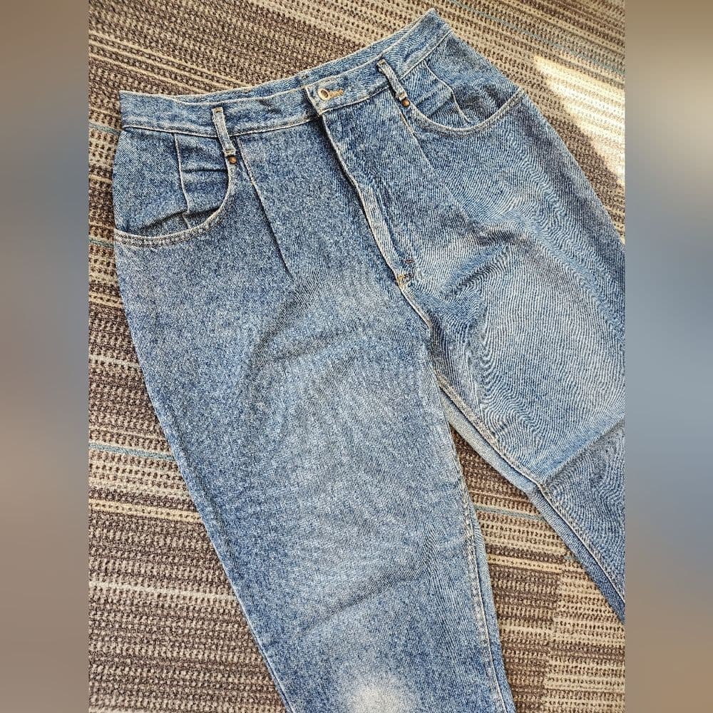 Vintage High Rise Blue Lee Jeans with Classic Denim Look Pleated And Faded