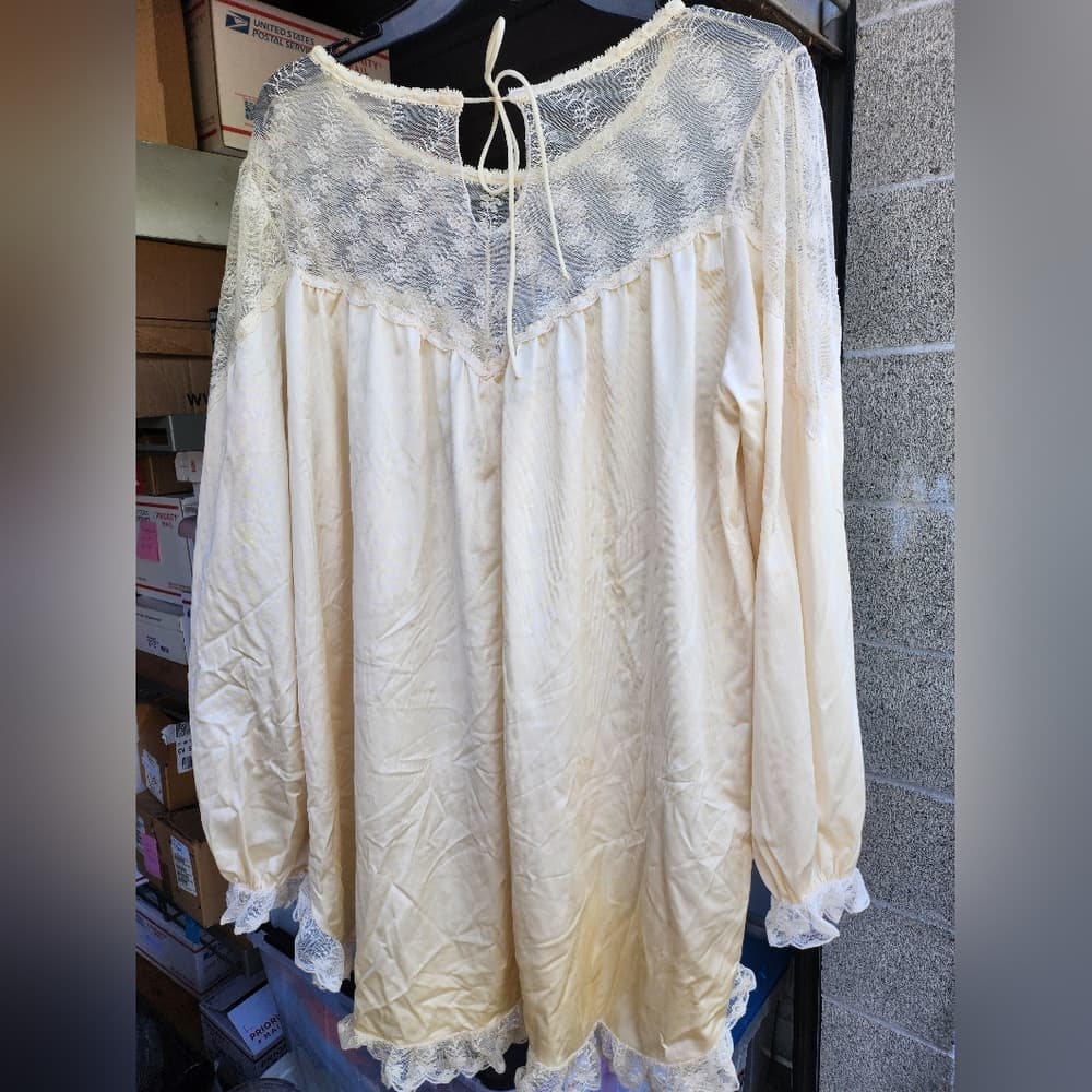 Vintage Cream Ruffled 3/4 Sleeve Bib Collar Chemise