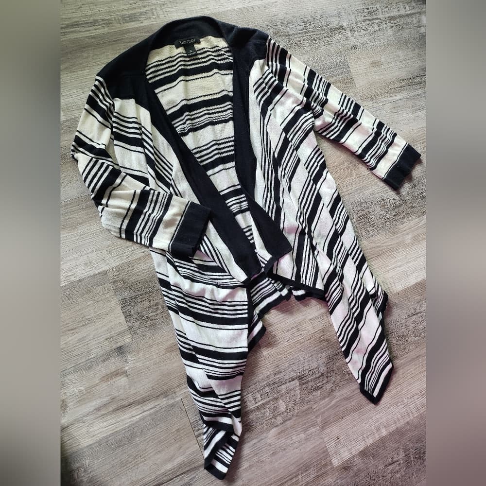Monochrome Striped Black and White Angled Cardigan Sweater - Thumbnail 2