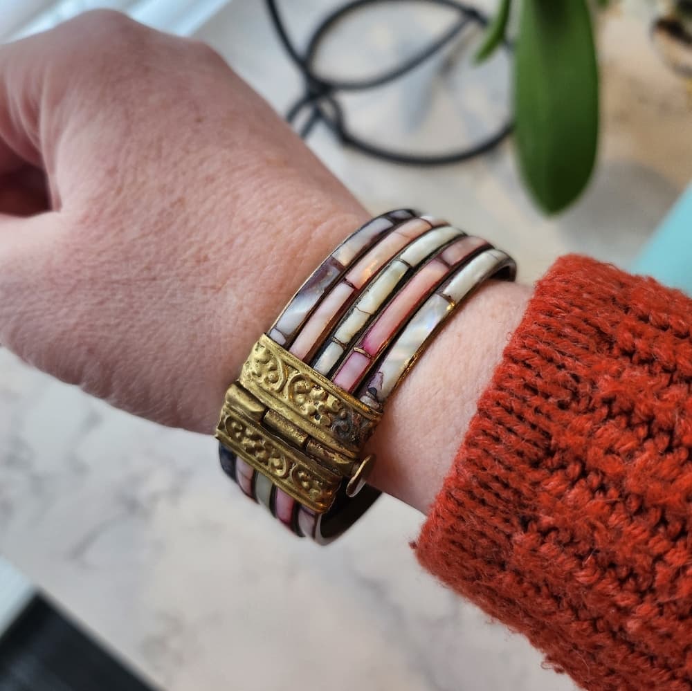Awesome Multi Color Shell and Brass Locking Bangle Bracelet - Thumbnail 6