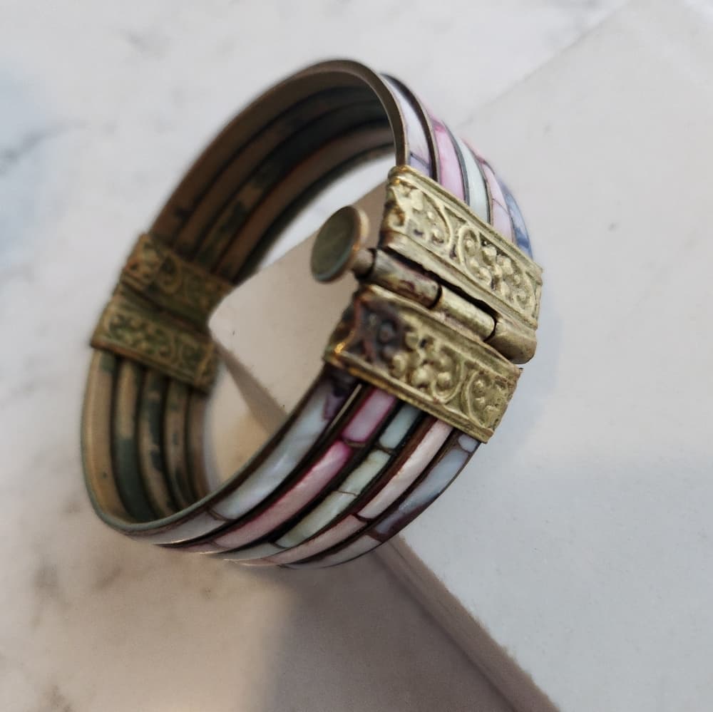 Awesome Multi Color Shell and Brass Locking Bangle Bracelet - Thumbnail 9
